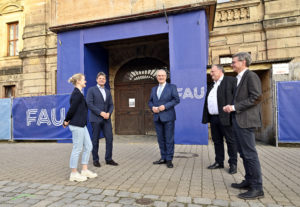 Gruppenbild vor dem Haupteingang des Schlosses.
